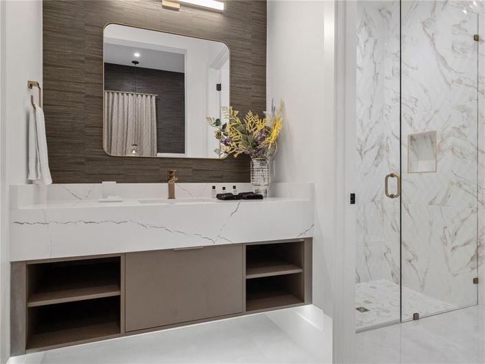 Image No.21-11 Bed Property for sale