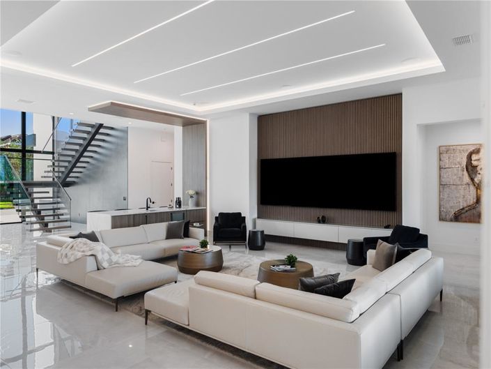 Image No.3-11 Bed Property for sale