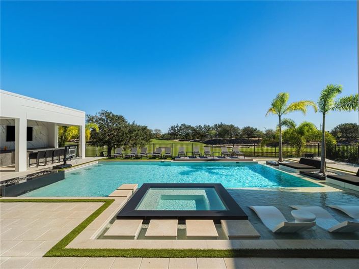 Image No.44-11 Bed Property for sale