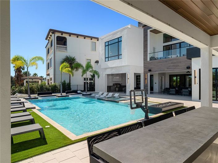 Image No.50-11 Bed Property for sale