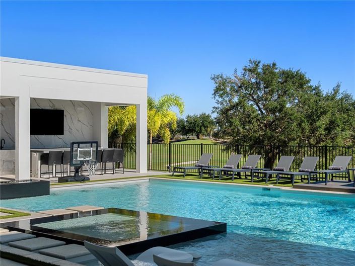 Image No.51-11 Bed Property for sale