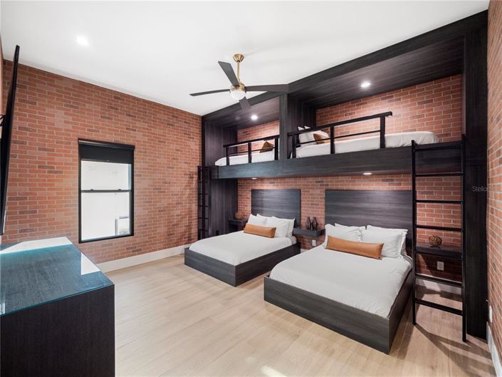 Image No.63-11 Bed Property for sale