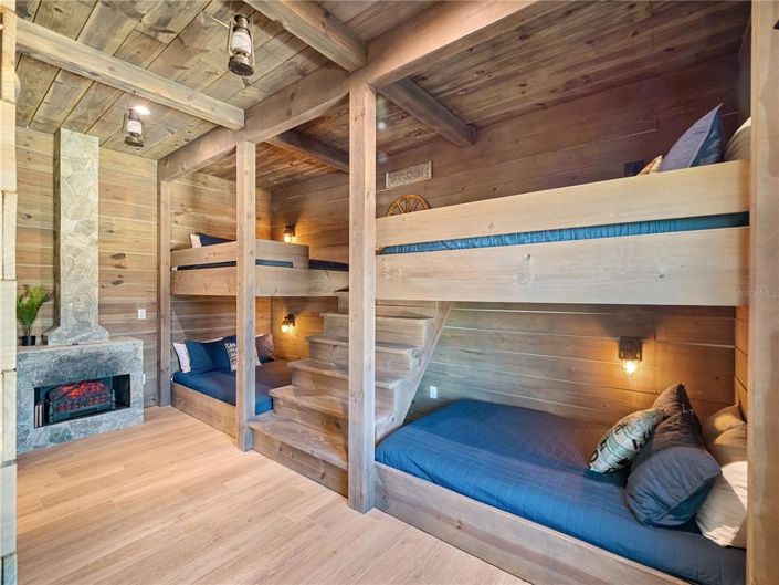 Image No.65-11 Bed Property for sale