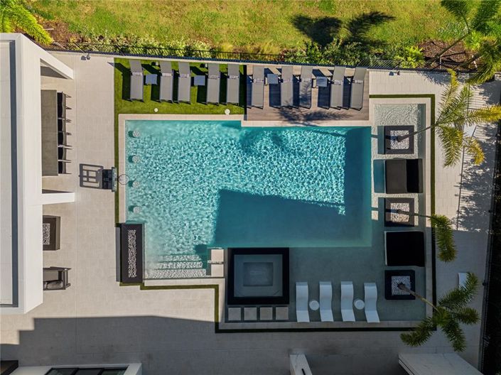 Image No.68-11 Bed Property for sale