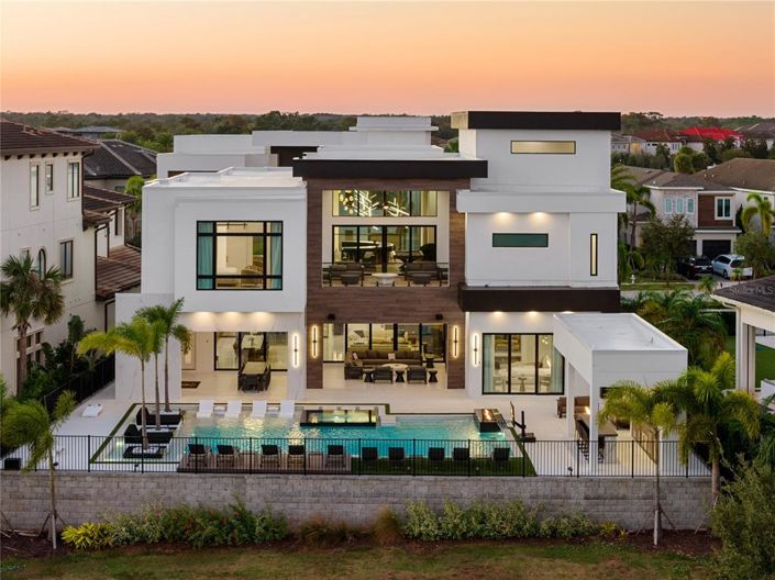 Image No.70-11 Bed Property for sale