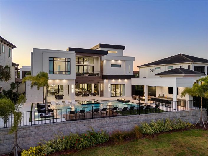 Image No.73-11 Bed Property for sale