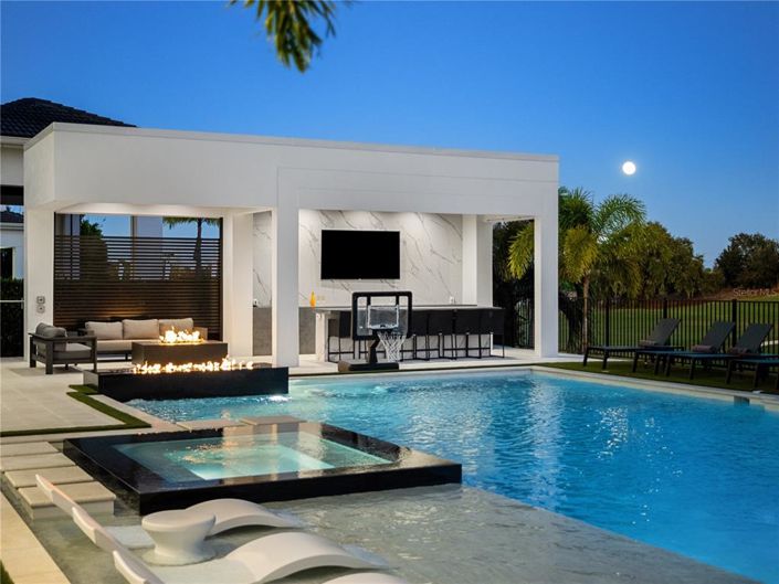 Image No.87-11 Bed Property for sale