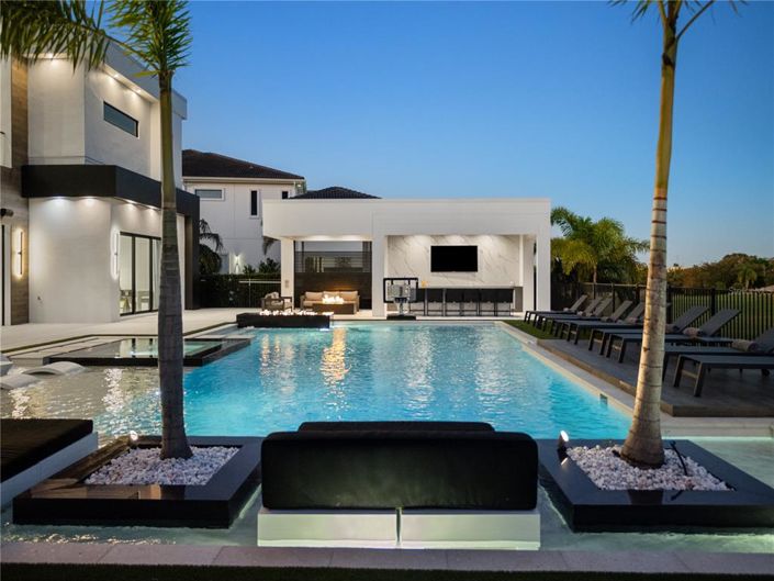 Image No.88-11 Bed Property for sale