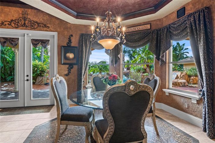 Image No.10-5 Bed Property for sale