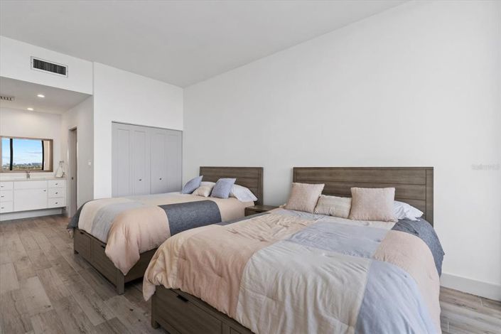 Image No.17-2 Bed Property for sale