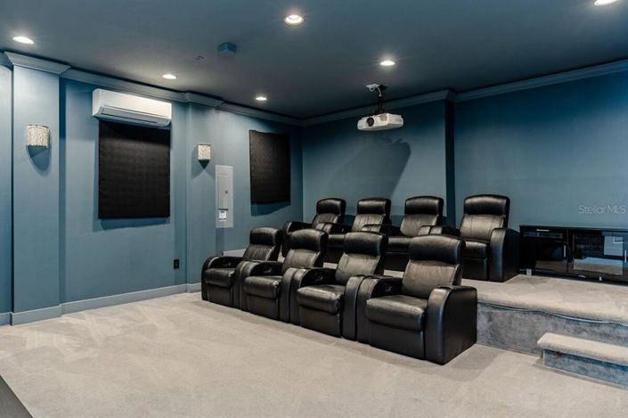 Image No.12-6 Bed Property for sale