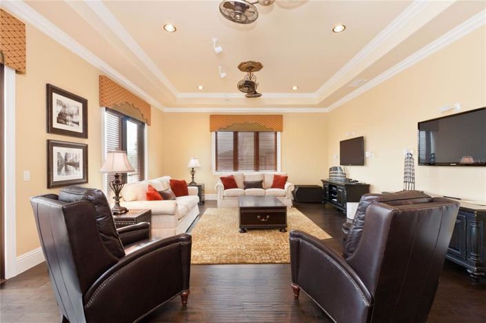 Image No.9-8 Bed Property for sale