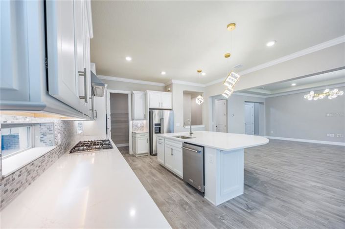 Image No.10-6 Bed Property for sale