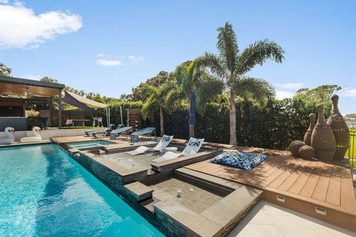 Image No.55-4 Bed Property for sale