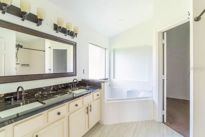 Image No.10-4 Bed Property for sale