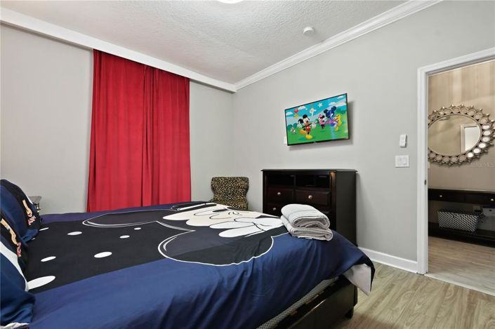 Image No.17-8 Bed Property for sale