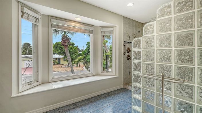 Image No.10-3 Bed Property for sale