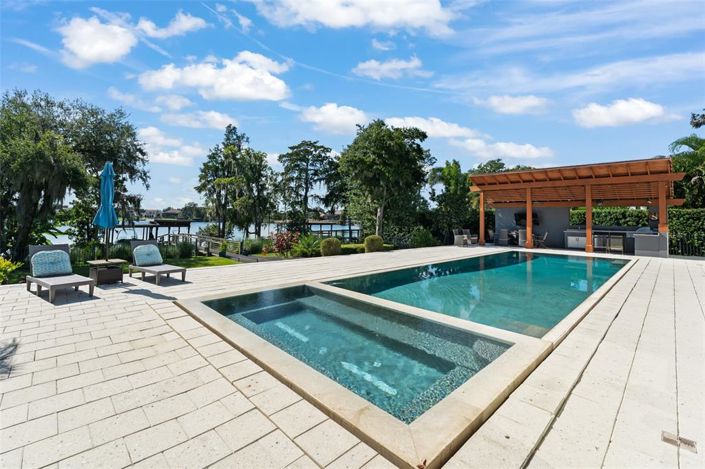 Image No.10-5 Bed Property for sale