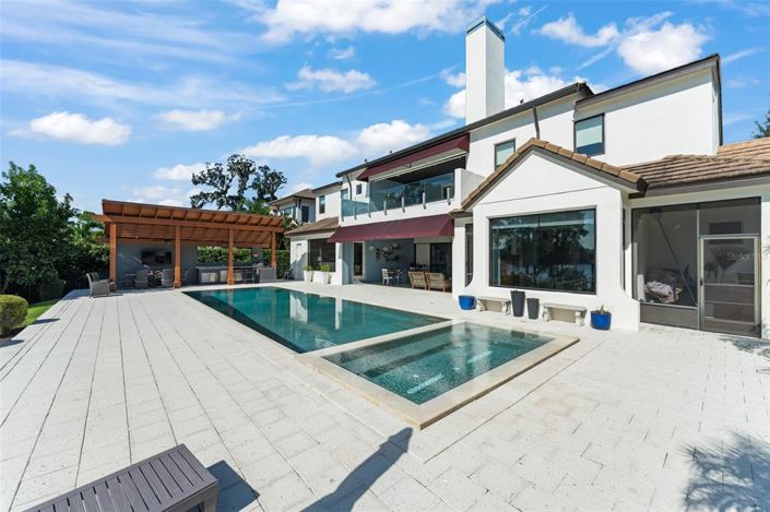 Image No.12-5 Bed Property for sale