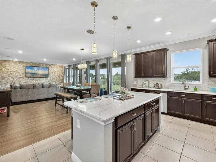 Image No.12-5 Bed Property for sale