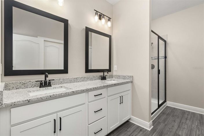 Image No.5-6 Bed Property for sale