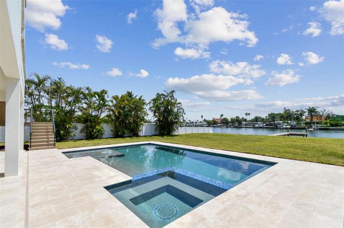 Image No.17-4 Bed Property for sale