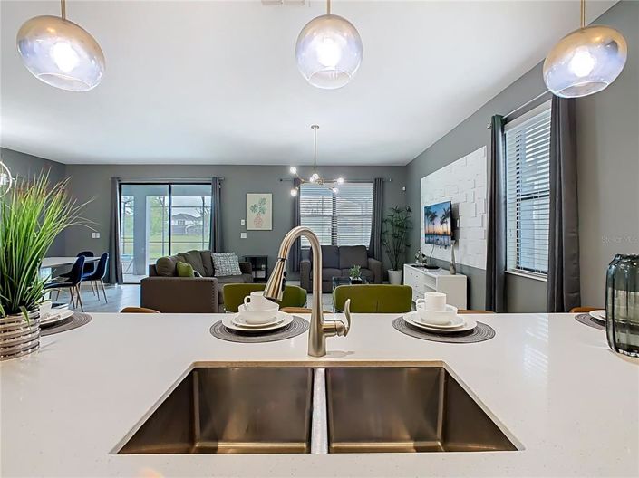 Image No.10-8 Bed Property for sale