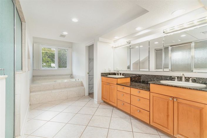 Image No.24-5 Bed Property for sale