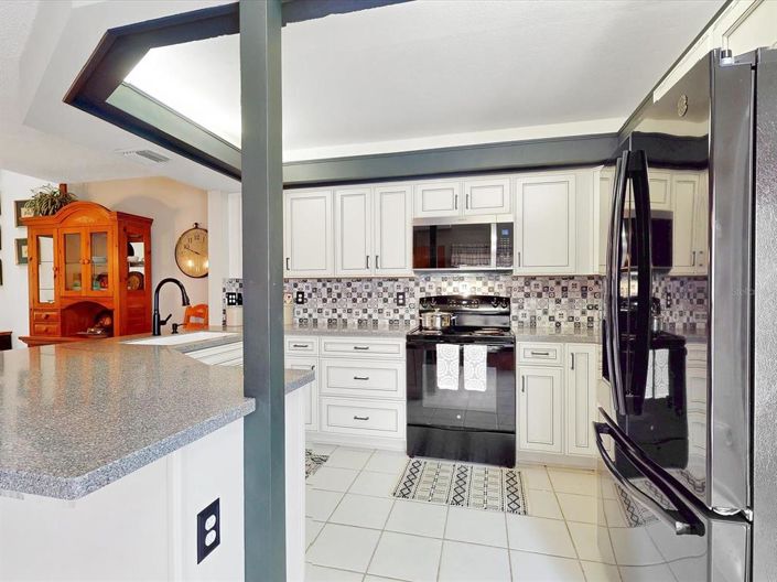 Image No.9-2 Bed Townhouse for sale