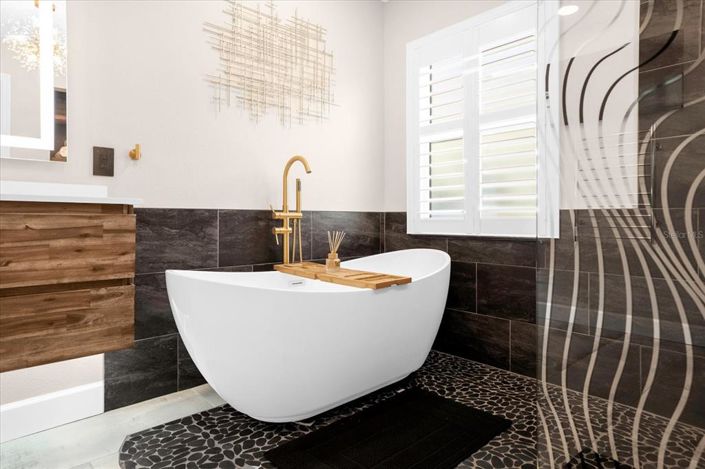 Image No.15-4 Bed Property for sale