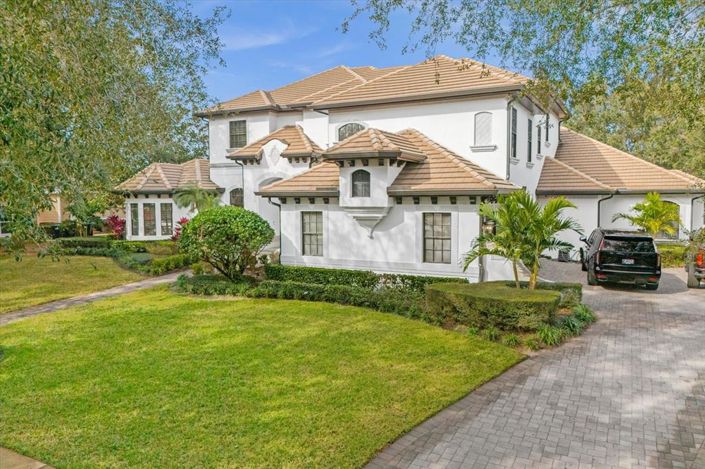 Image No.1-6 Bed Property for sale