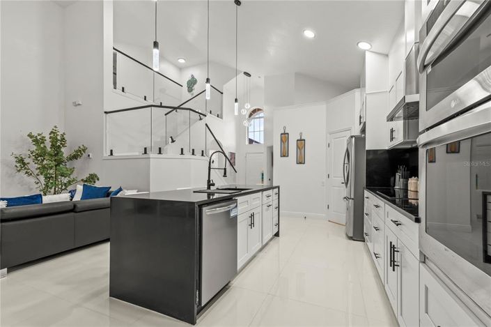 Image No.8-5 Bed Property for sale