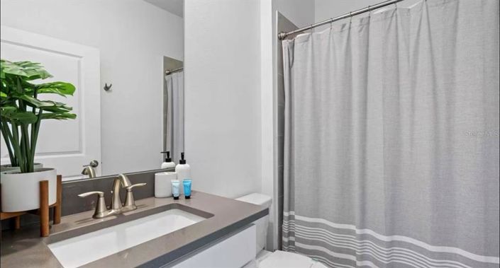 Image No.17-6 Bed Property for sale