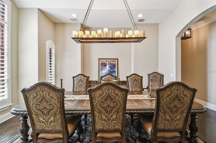 Image No.10-5 Bed Property for sale