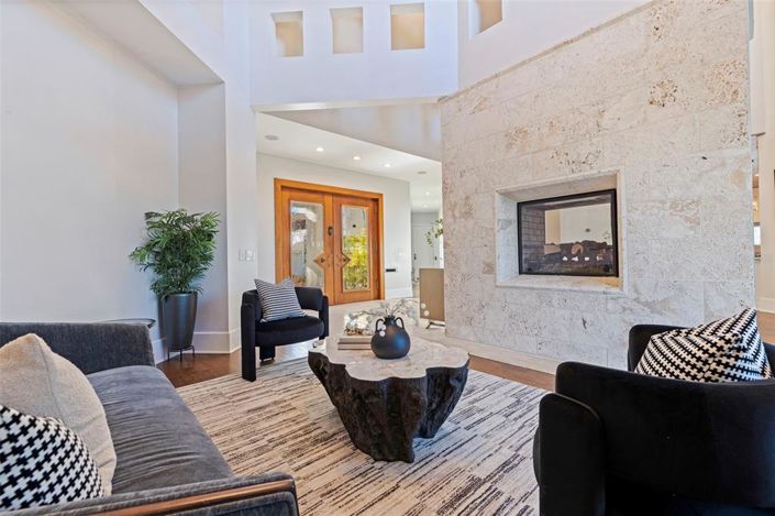 Image No.12-6 Bed Property for sale