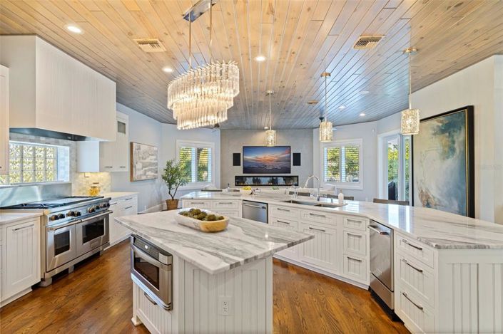 Image No.14-6 Bed Property for sale