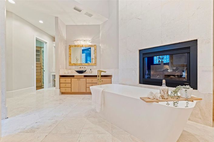 Image No.24-6 Bed Property for sale