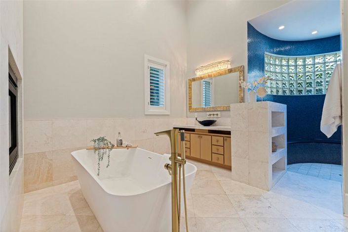 Image No.25-6 Bed Property for sale