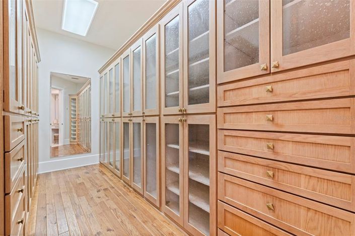 Image No.26-6 Bed Property for sale