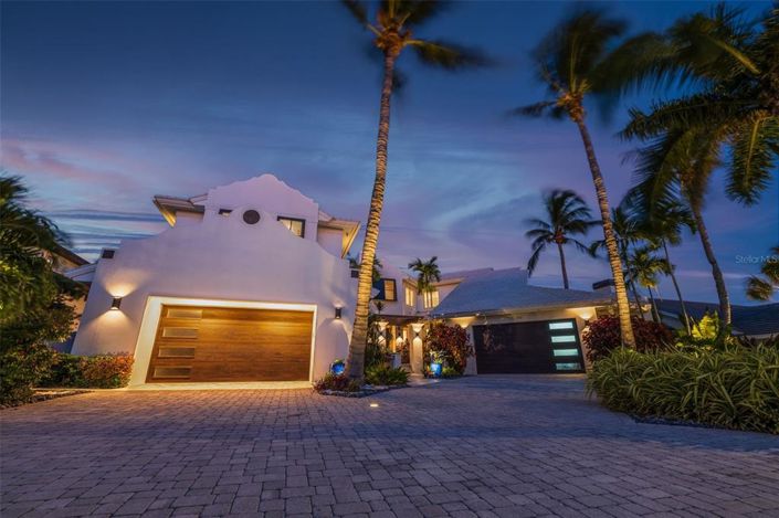 Image No.4-6 Bed Property for sale