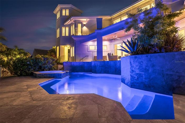 Image No.5-6 Bed Property for sale