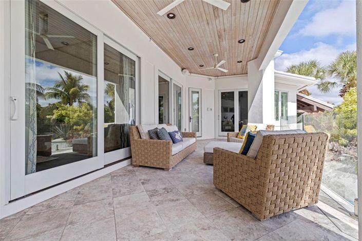 Image No.52-6 Bed Property for sale