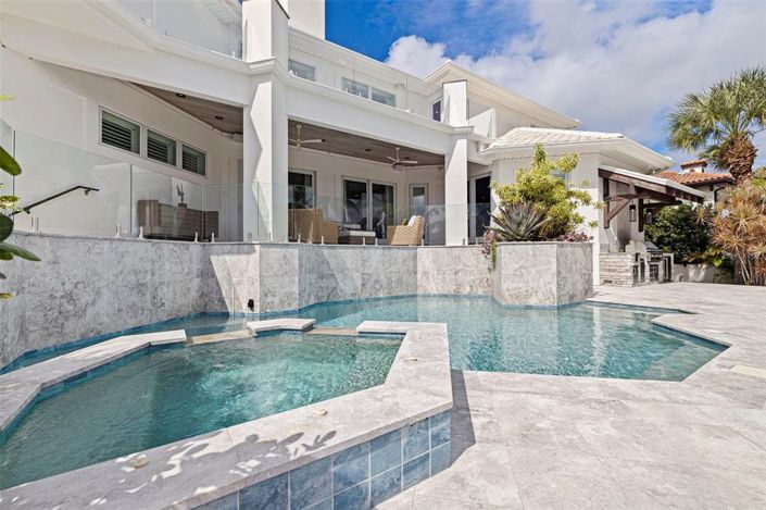 Image No.54-6 Bed Property for sale