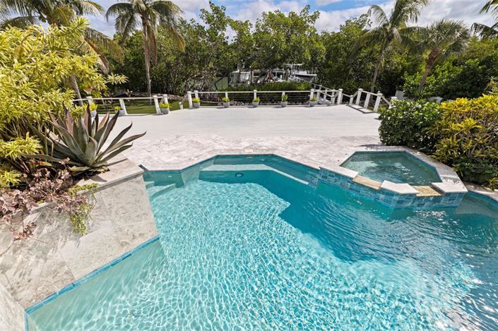 Image No.56-6 Bed Property for sale