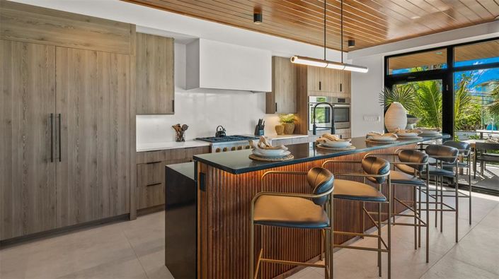 Image No.15-5 Bed Property for sale