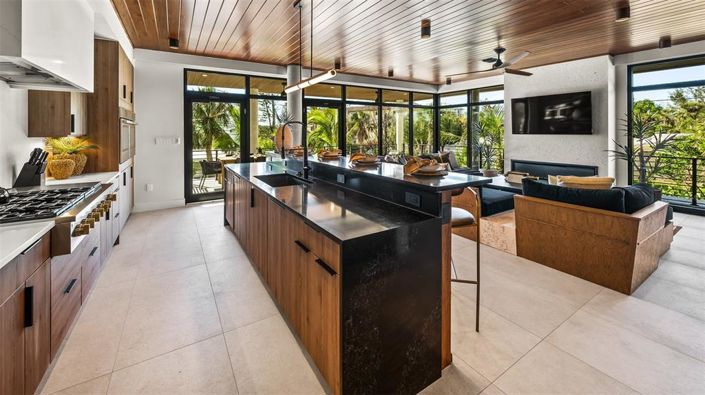 Image No.16-5 Bed Property for sale