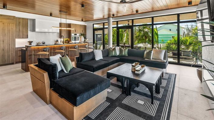 Image No.18-5 Bed Property for sale