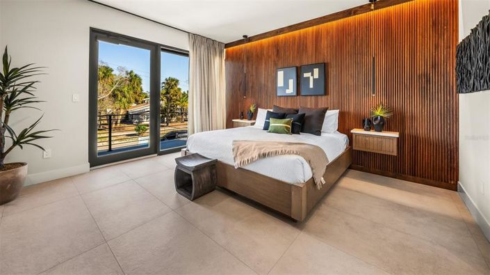 Image No.24-5 Bed Property for sale