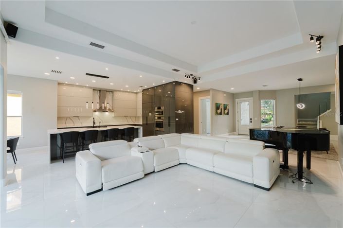 Image No.10-4 Bed Property for sale