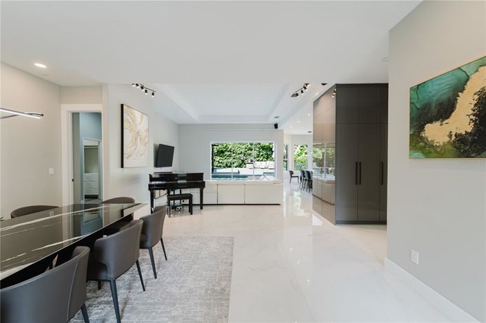 Image No.4-4 Bed Property for sale